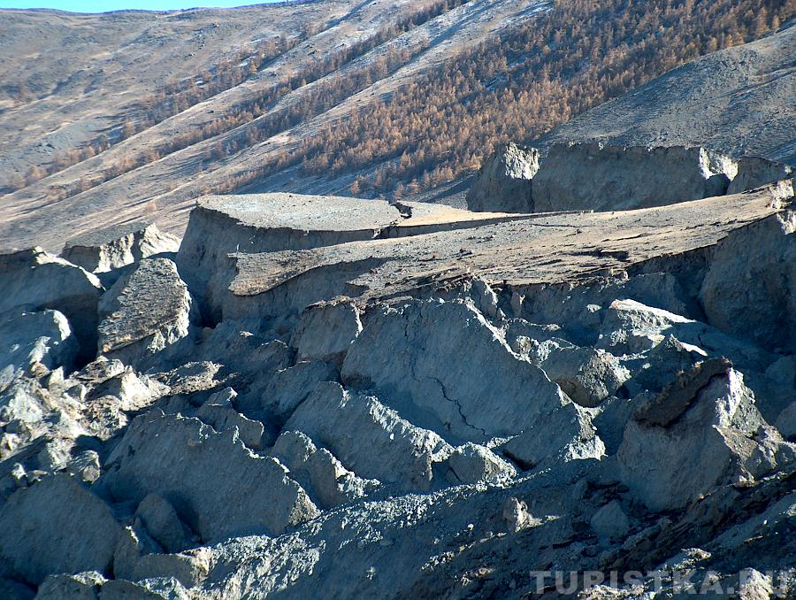 Рядом со старым Бельтиром в 2003 г. сразу после землетрясения