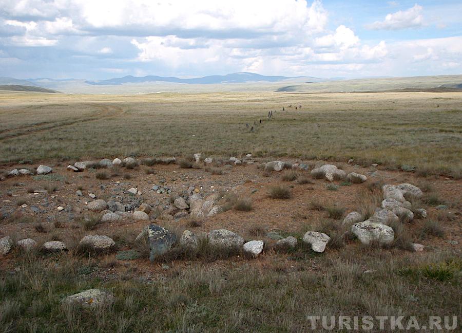 Курган и цепочка вертикальных камней - балбалов