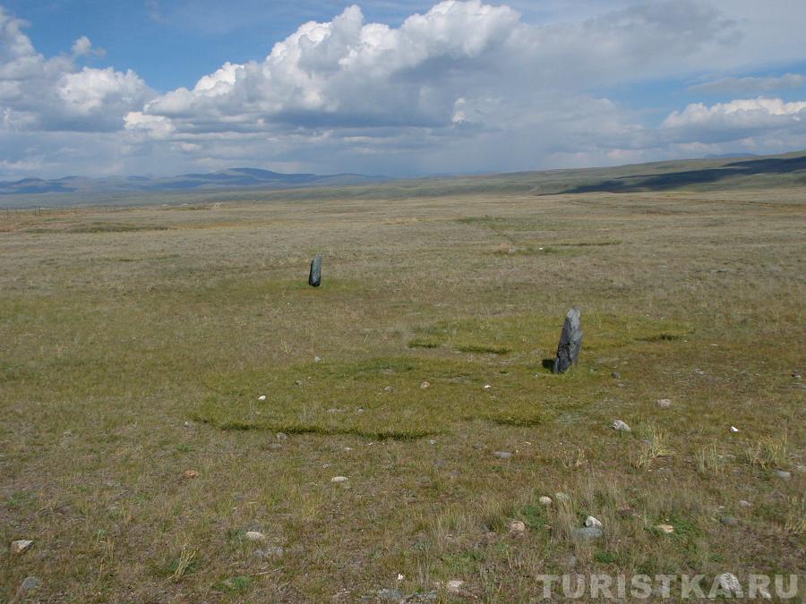 Вертикально поставленные камни - балбалы около курганов