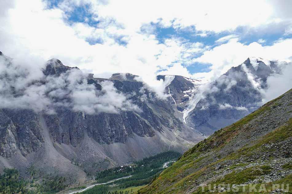 Вид на ледник Малый Актру с подъема на перевал Учитель