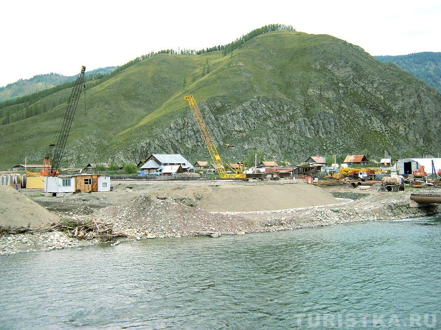 Строительство нового моста через реку Катунь