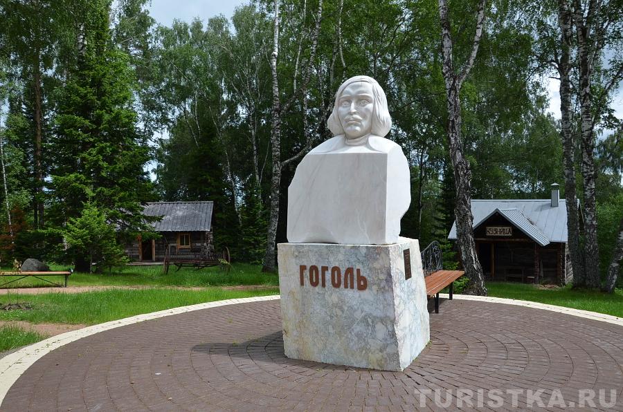 Памятник Гоголю