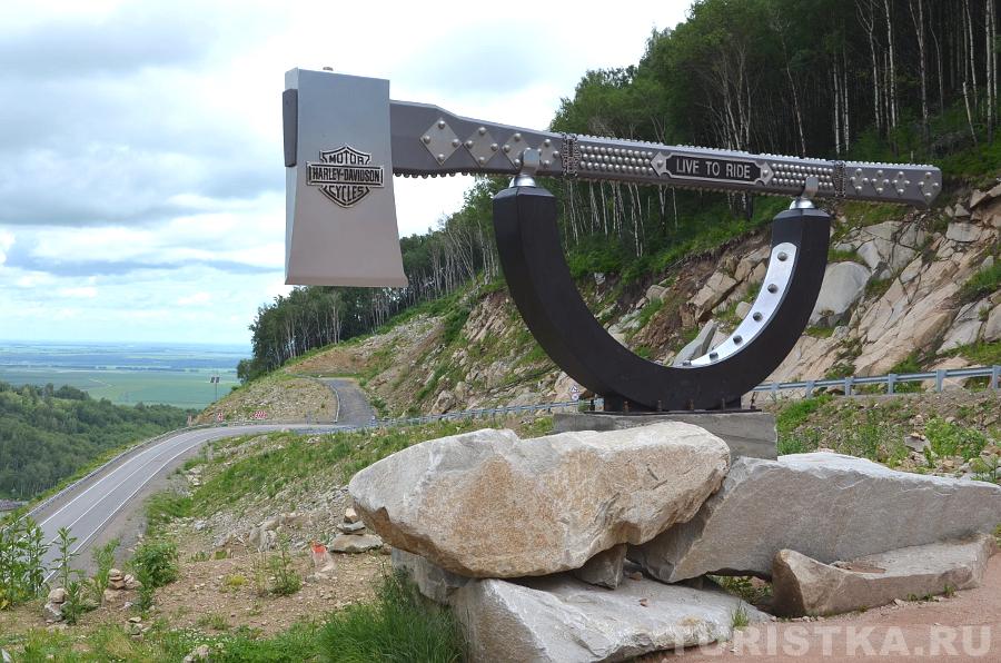 Арт-объект Байкерский топор Владимира Войчишина