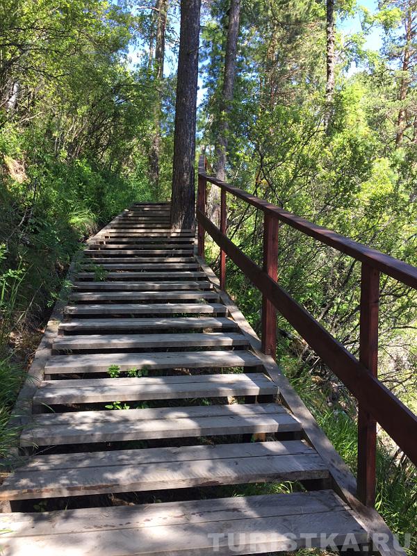 Дорожка вдоль озера 