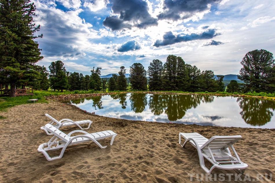 Озеро с лежаками