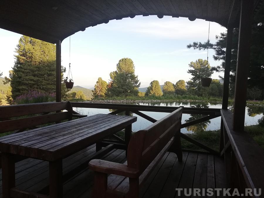 Вид из беседки на озеро