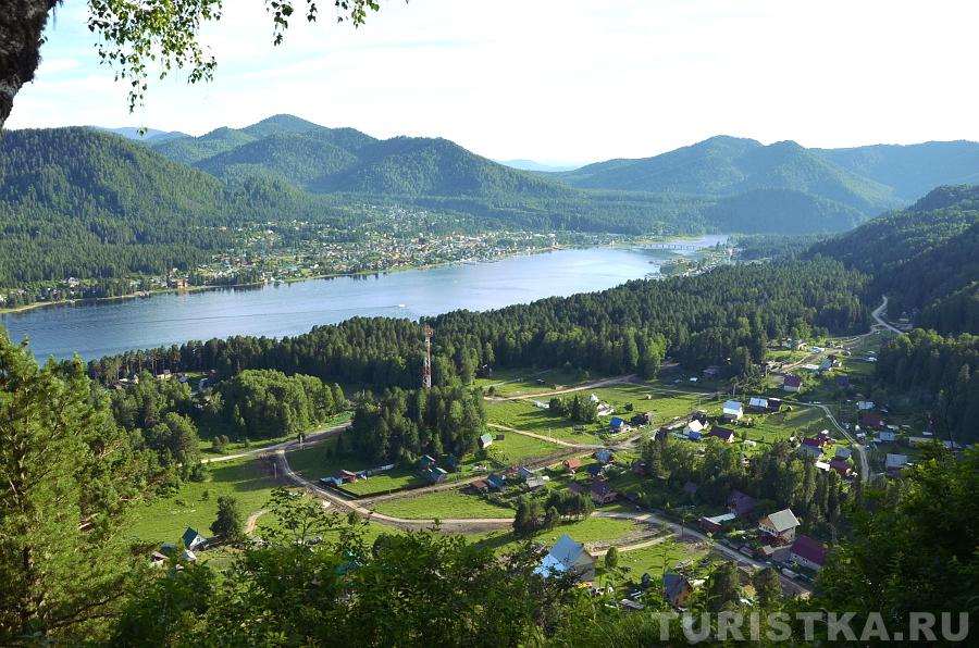 Вид на Телецкое озеро с обзорной площадки на горе Тилан-Туу