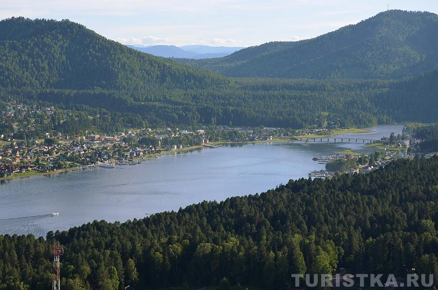 Вид на Телецкое озеро, поселок Иогач, мост через Бию с обзорной площадки на горе Тилан-Туу