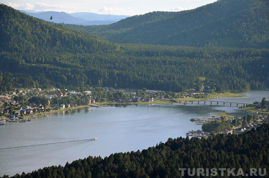 Вид на Телецкое озеро, поселок Иогач, мост через Бию с обзорной площадки на горе Тилан-Туу