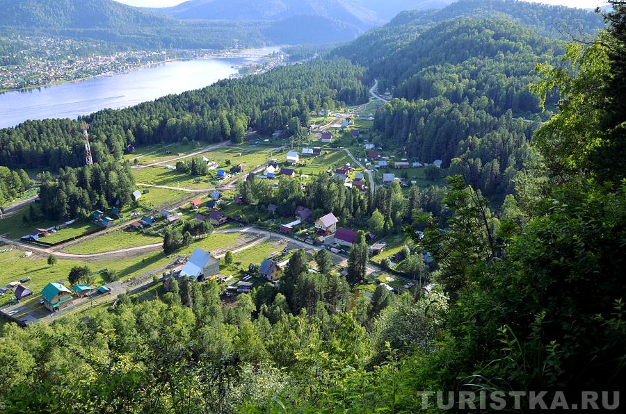 Вид на Телецкое озеро, старый Артыбаш с площадки на горе Тилан-Туу