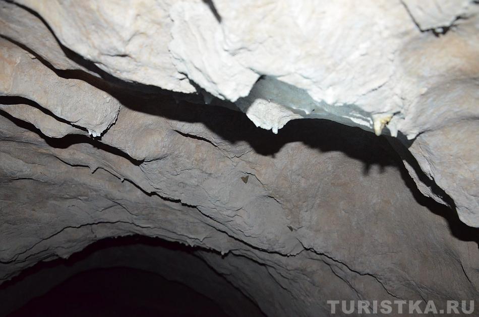 Натечки на стенах большого зала