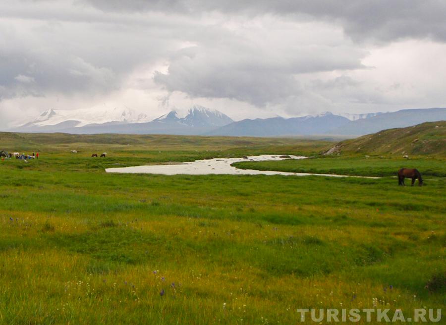 Вид на горный массив Табын-Богдо-Ола