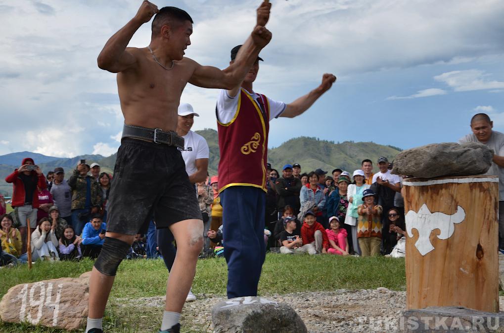 Соревнование по поднятию камня