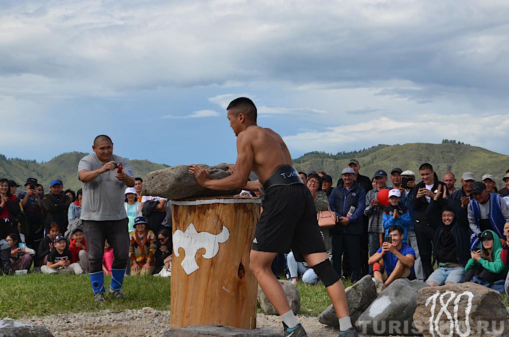 Соревнование по поднятию камня
