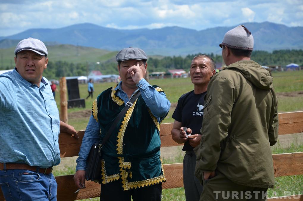 Люди на празднике Эл-Ойын