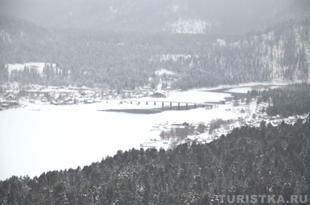 Вид на мост между Артыбашем и Иогачем со смотровой площадки на горе Тилан-Туу