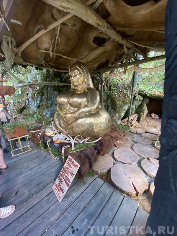 Золотая баба на верхней станции подъемника