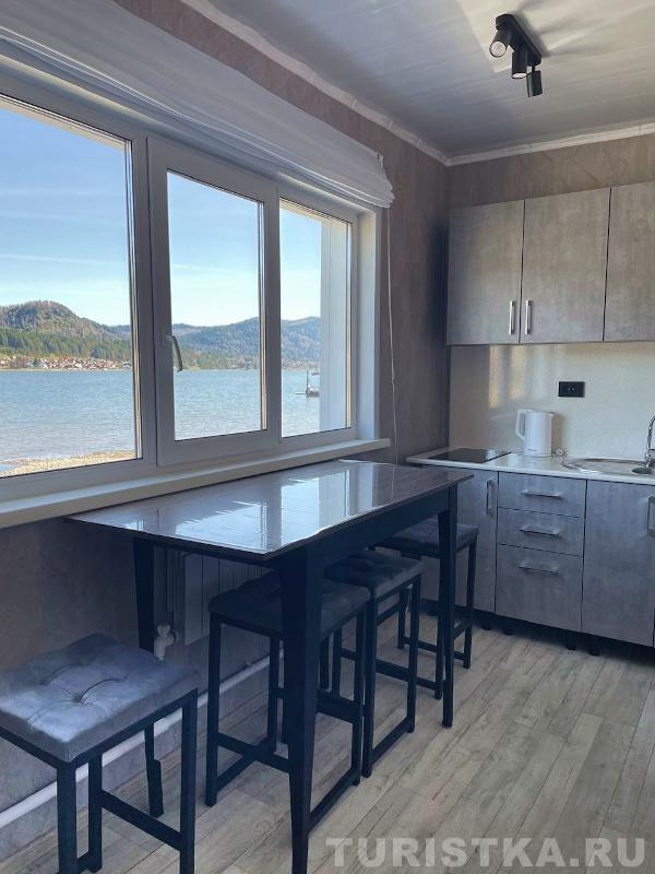 Кухня в коттедже на две комнаты