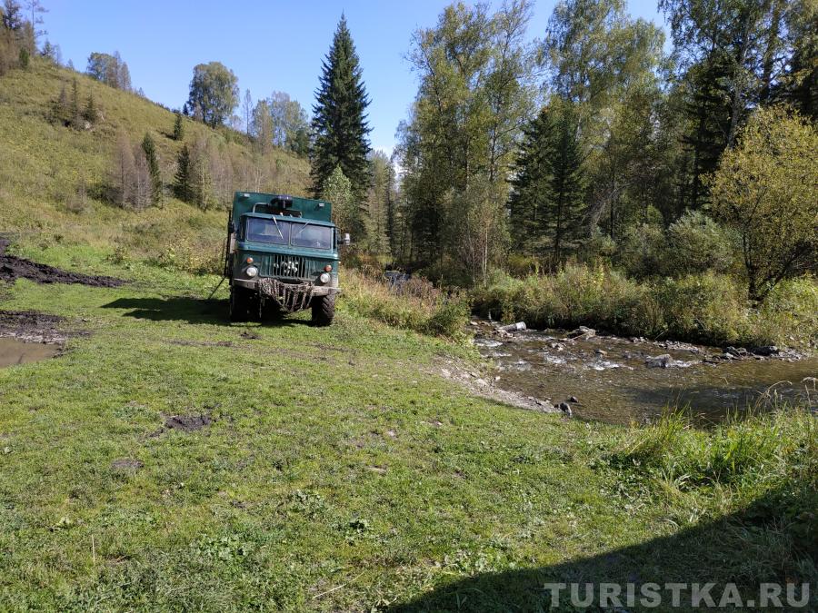 Поляна, куда привозят к водопаду Шинок на ГАЗ-66