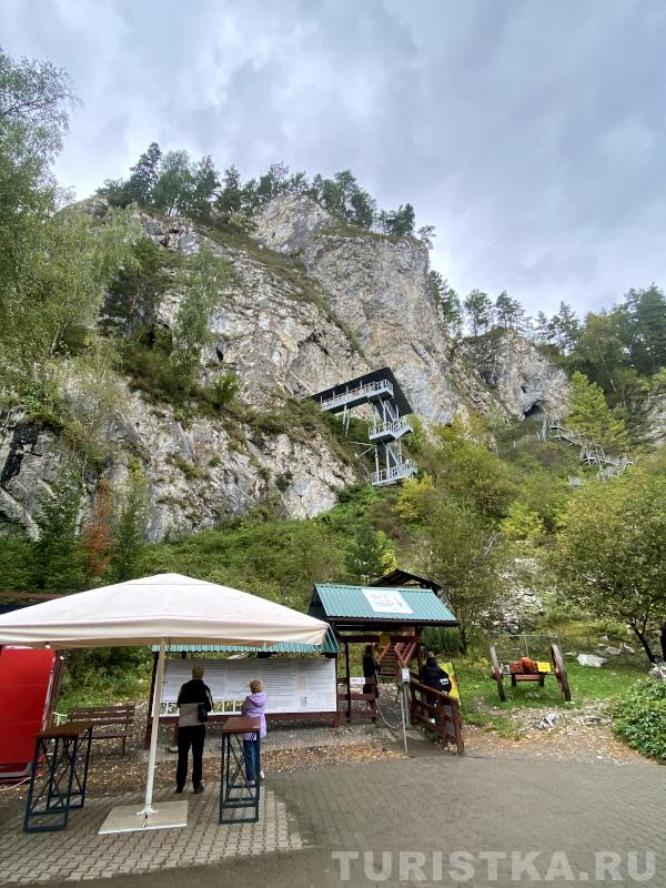 Площадка перед лестницей к Большой Тавдинской пещере