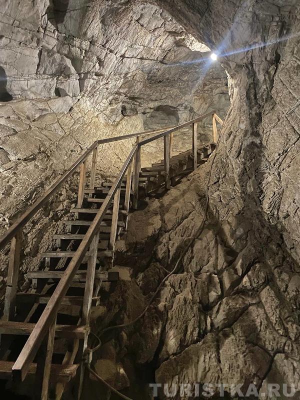 Подъем к выходу с камнем