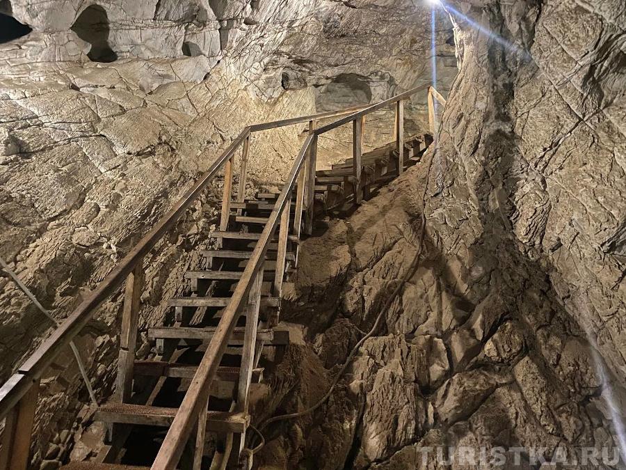 Подъем к выходу с камнем