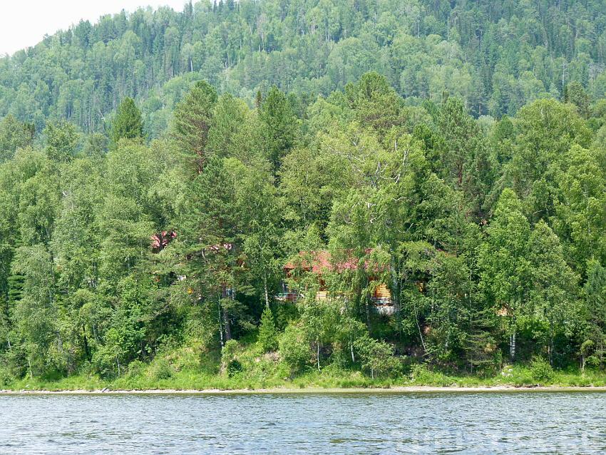 Вид с Телецкого озера на коттедж