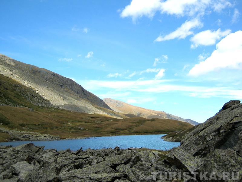Курумник на западном берегу озера Акчан