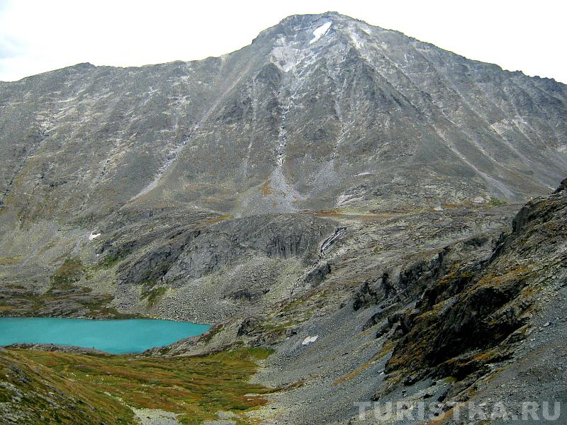 Вид на озеро Акчан при подъеме на перевал Куйгук