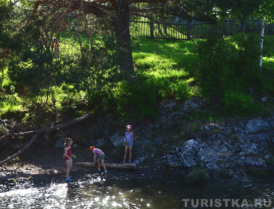 Дети играют в устье Аскатки