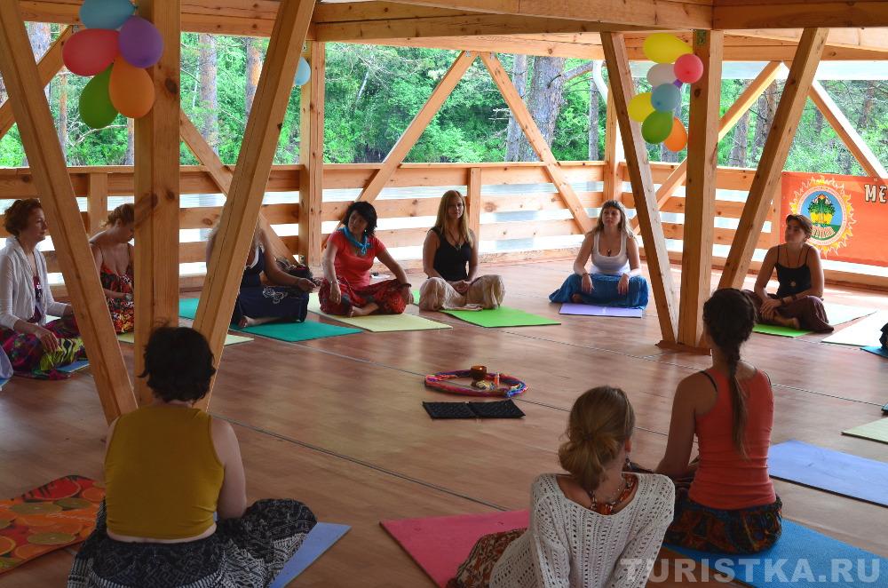 Женский круг перед началом танца мандалы от Анны Аксеновской