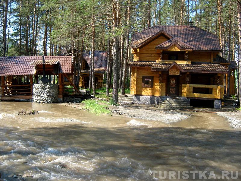 Река Сема течет между домиками на базе Берендеевка