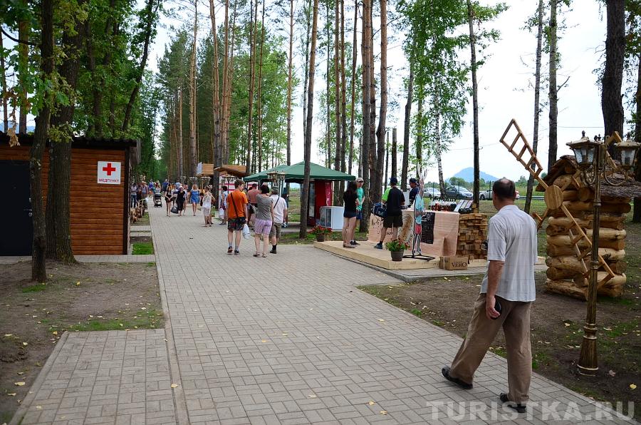 Аллея с киосками