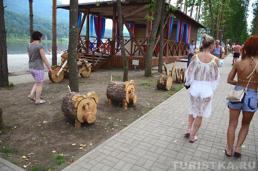 Аллея с кафе и киосками