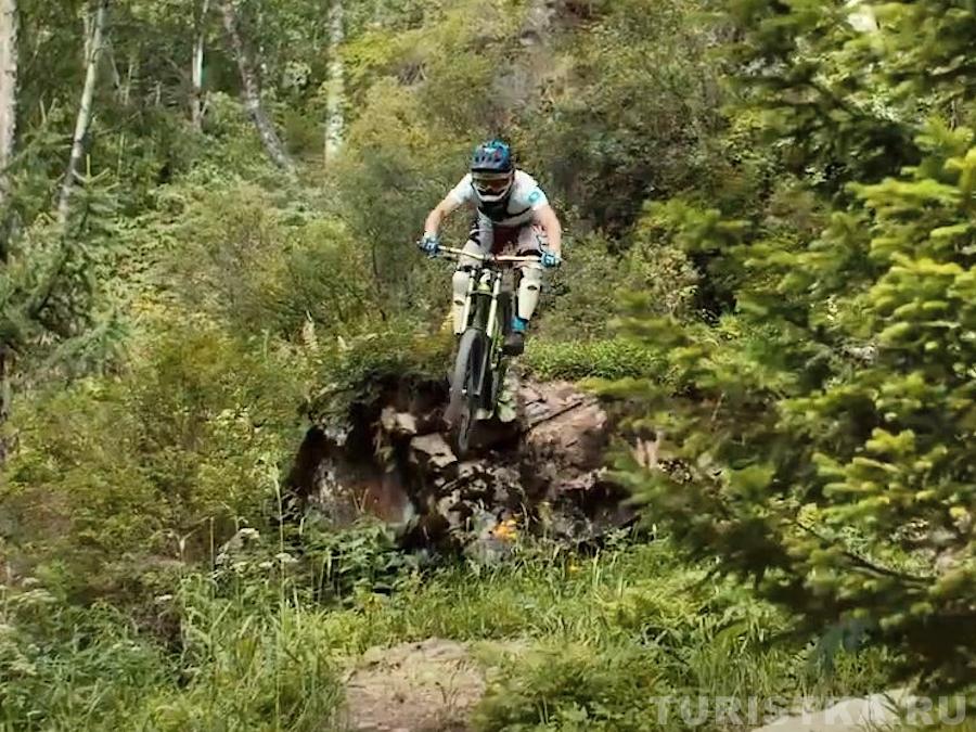 Даунхилл на Всесезонном курорте «Манжерок»