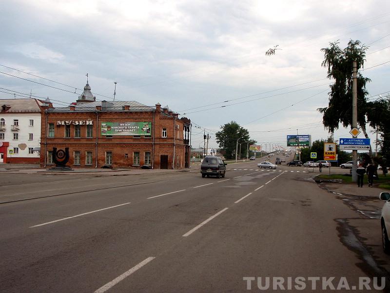 Вид с дороги на музей и на памятник