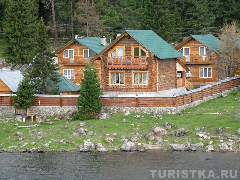 Усадьба  "Чагат"  на берегу реки Бия