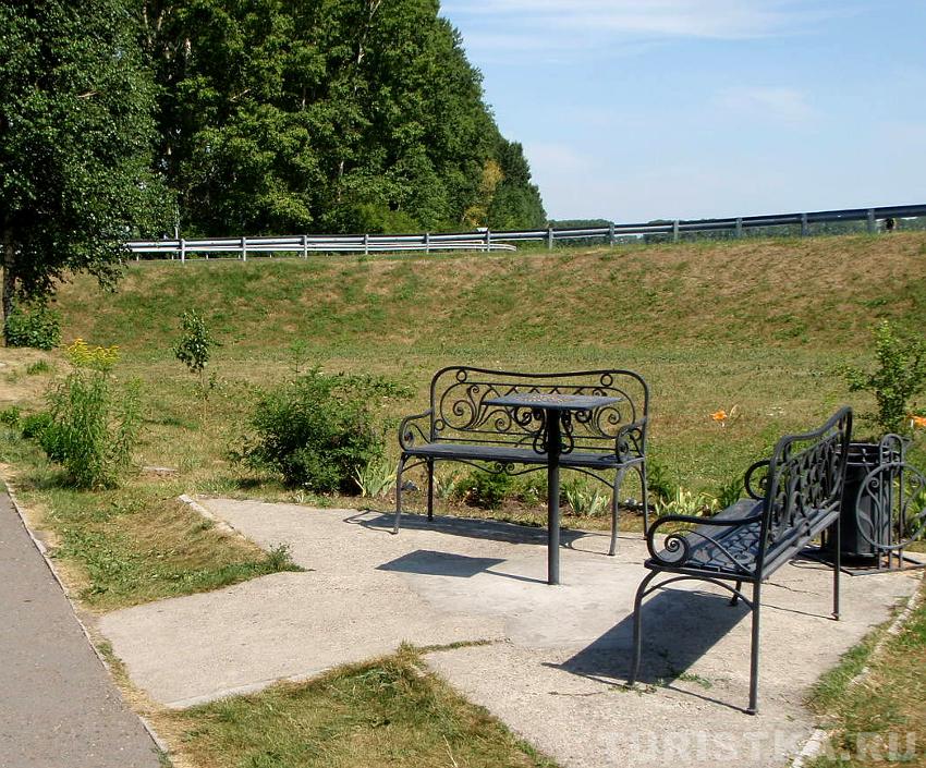 Скамейки возле часовни