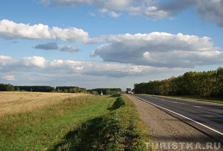 Вид на дорогу возле часовни