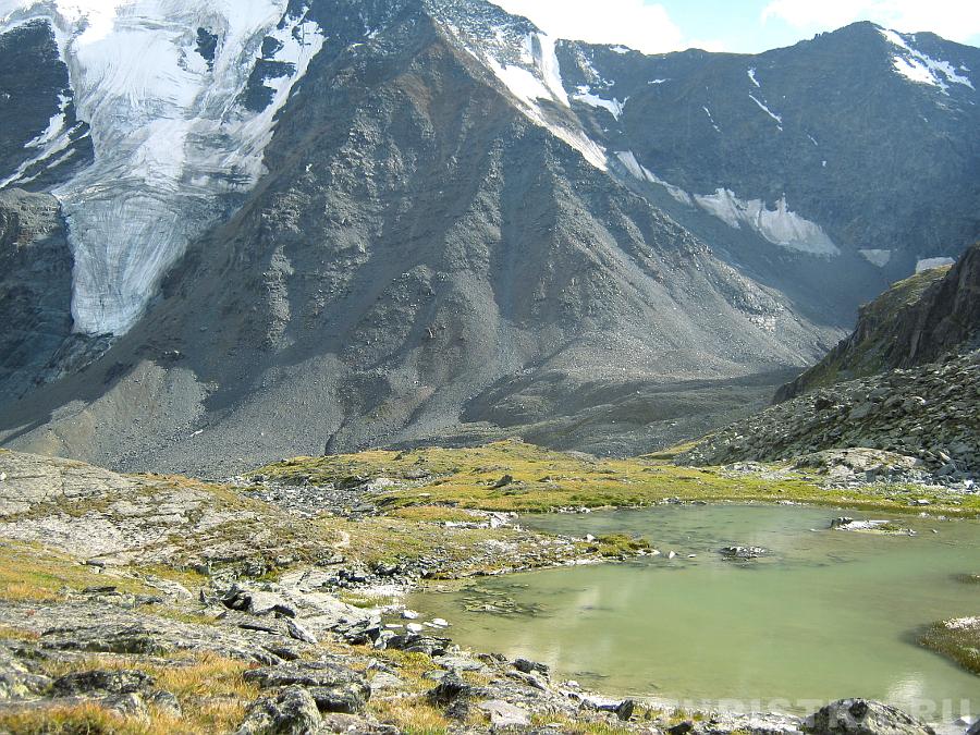 Озеро с островкамии ледник Ак-Оюк