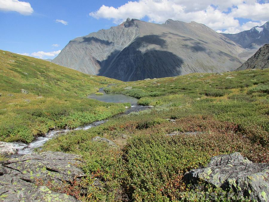 Ручеек, впадающий в нижнее озеро