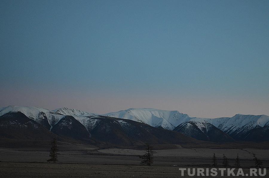 Закат в Курайской степи, вид на Север-Чуйский хребет