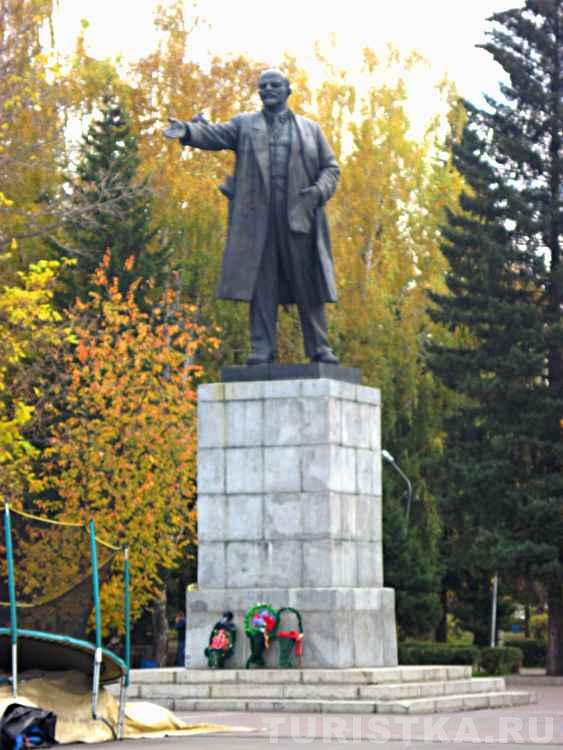 Памятник В.И. Ленину на центральной площади
