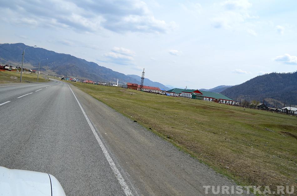 Дорога перед монументом в селе Каракол