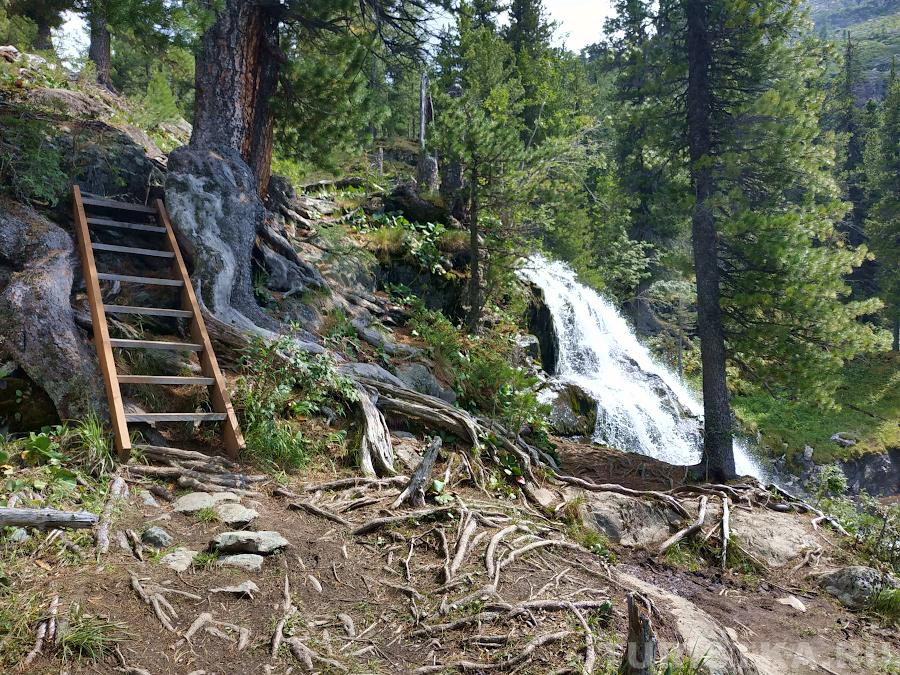 Лестница на подъеме к Поперечному озеру