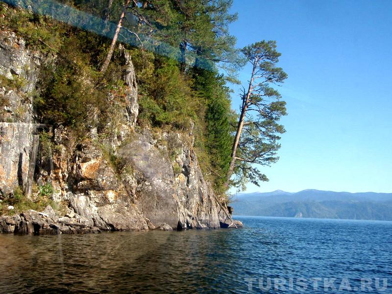 Скалы около водопада