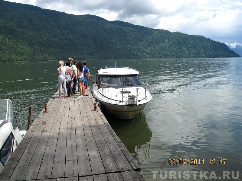 На причале перед экскурсией на водопад Корбу
