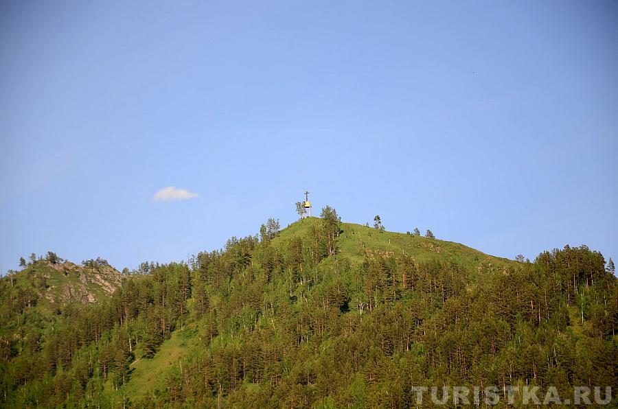 Вид с горы Менжелик на гору с поклонным крестом