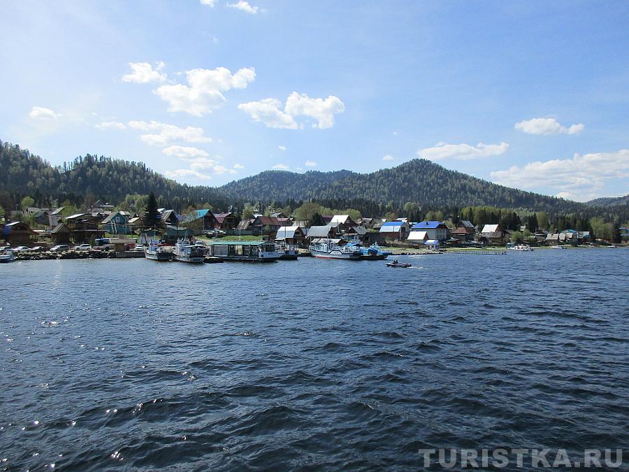 Вид на гостевые дома на Телецком озере