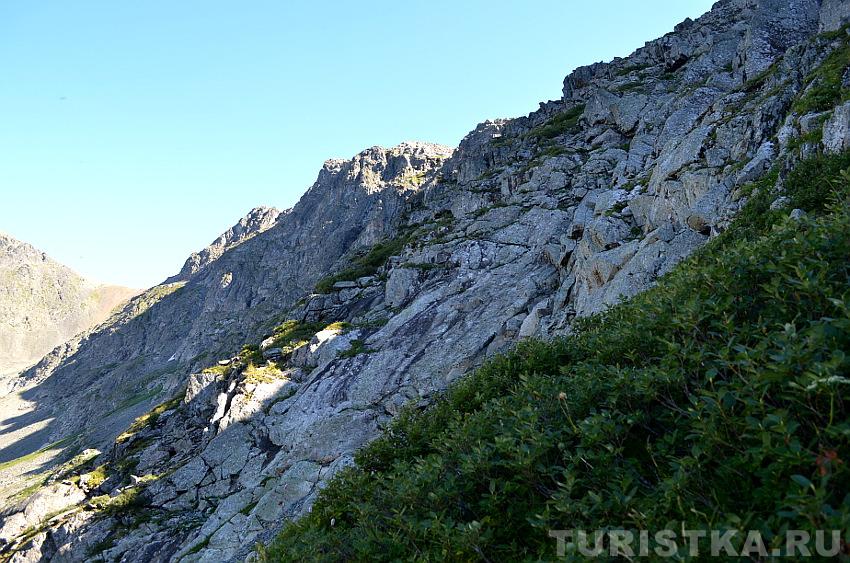 Горы около озера